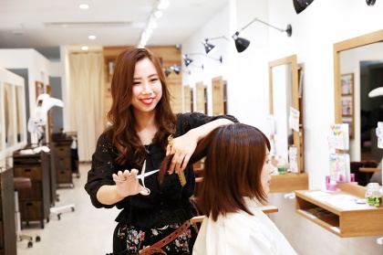 入社２年でスタイリストデビュー！
将来は素敵なママ美容師になるのが目標！