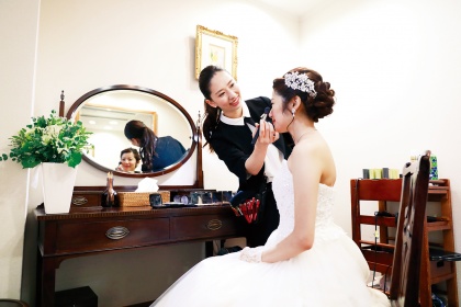 ヘアメイクで新婦様の理想を実現し、お祝いしています