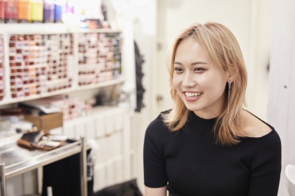 テレビ番組、MV、広告の制作現場でヘアメイクを担当