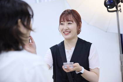 尊敬するアーティストのもとで
ヘアメイクの仕事を学んでいます