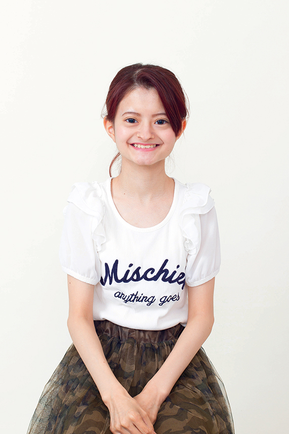 ネイルの技術はもちろん、カラーや英会話も習得！