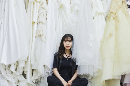 華やかなドレスの世界に魅せられて
ドレスコーディネーターの道へ