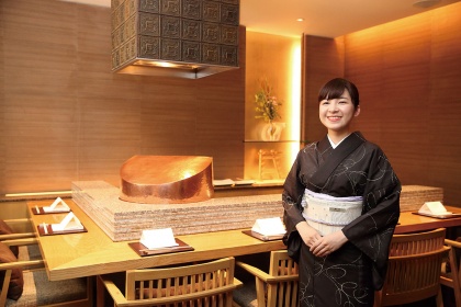 接客英語をしっかり学んだおかげで入社１年目から英語でおもてなし